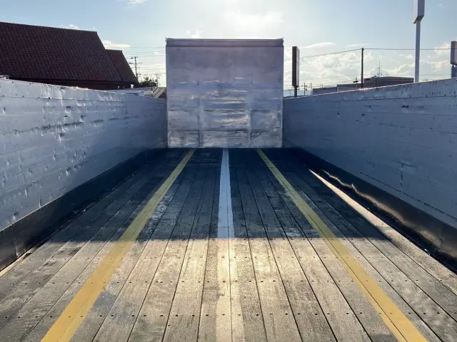 いすゞ ギガ QKG-CYL77B(6x2)の写真8