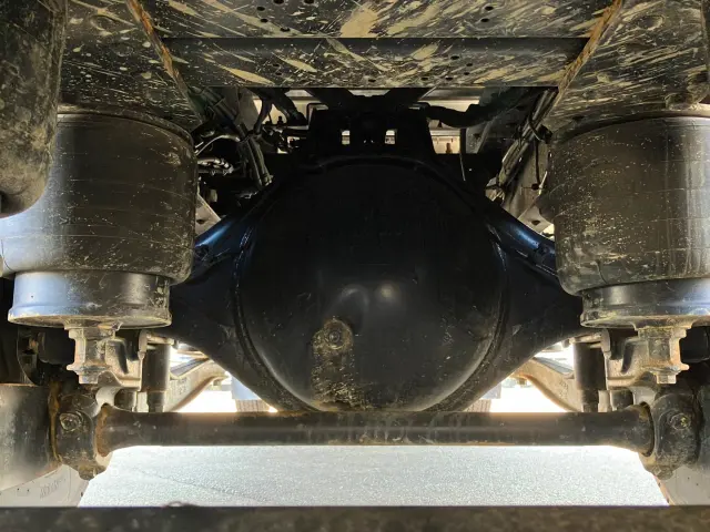 いすゞ ギガ QKG-CYL77B(6x2)の写真14