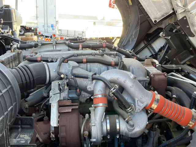 いすゞ ギガ QKG-CYL77B(6x2)の写真16