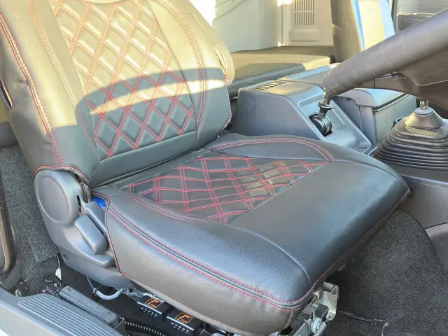 いすゞ ギガ QKG-CYL77B(6x2)の写真17