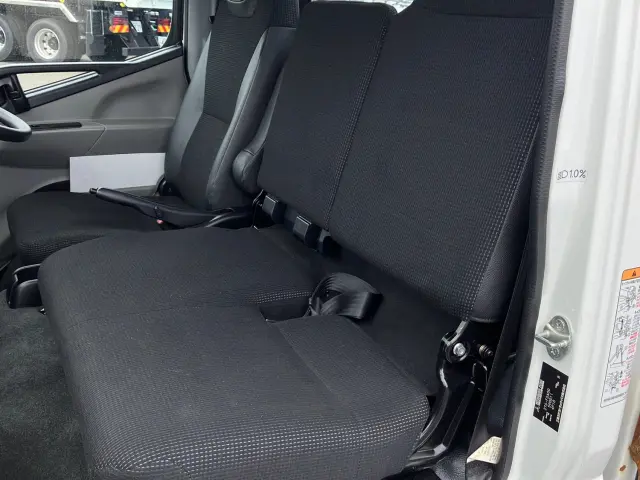 三菱 キャンター 2TG-FDA00(4WD)の写真18