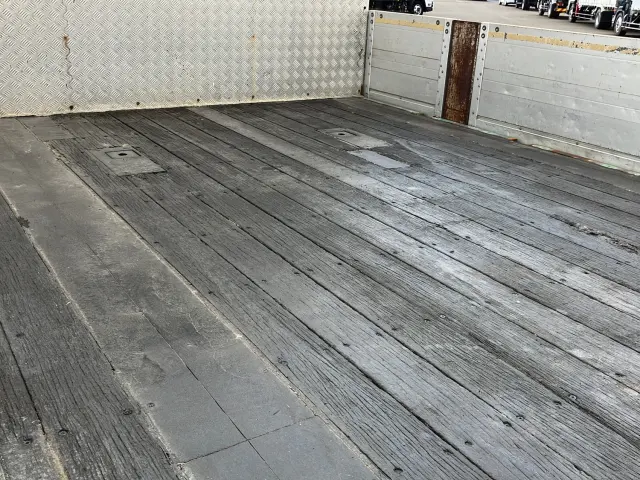 いすゞ ギガ PKG-CYJ77W8(8x4)の写真8