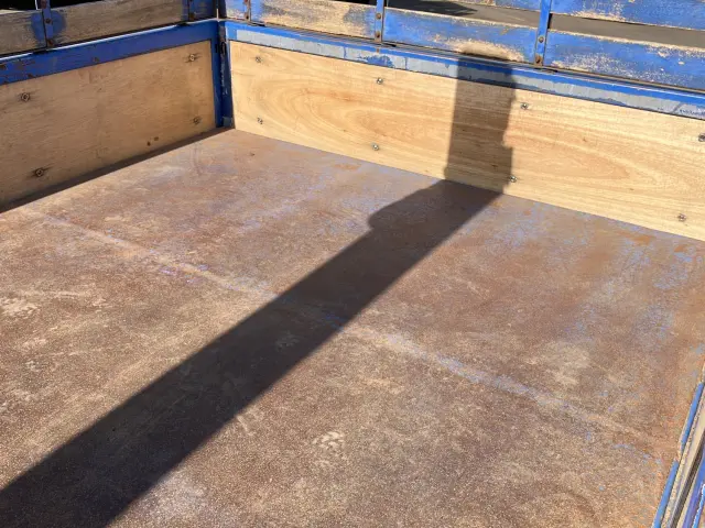 いすゞ エルフ BKG-NKR85AR(2WD)の写真9