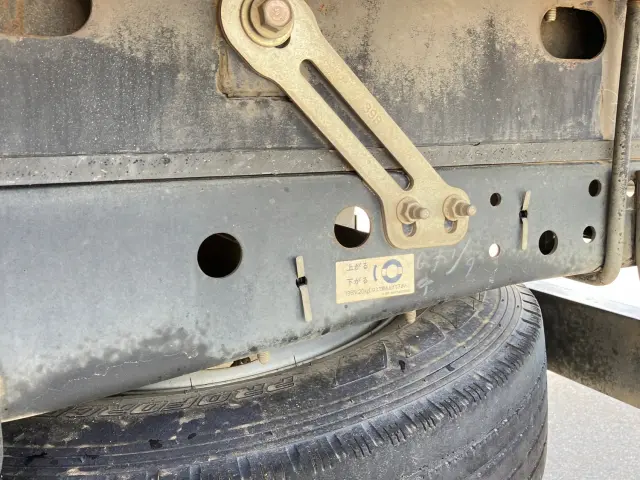 いすゞ エルフ BKG-NKR85AR(2WD)の写真14