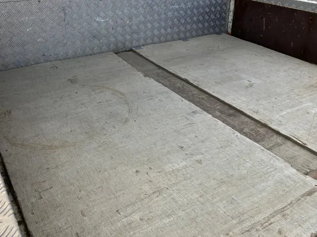 いすゞ エルフ PB-NPR81AR(2WD)の写真8