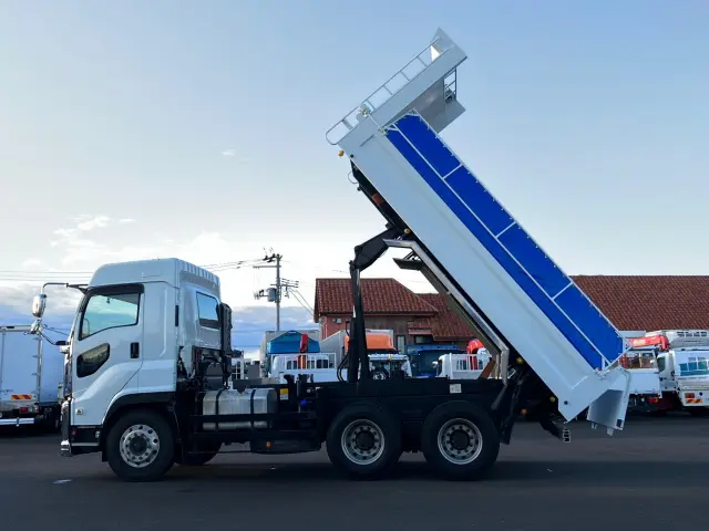 いすゞ ギガ 2PG-CXZ77CT(6x4)の写真5