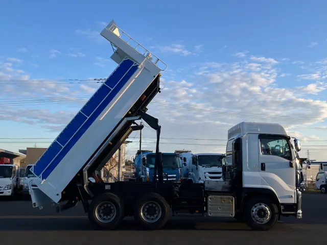 いすゞ ギガ 2PG-CXZ77CT(6x4)の写真6