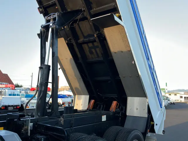 いすゞ ギガ 2PG-CXZ77CT(6x4)の写真13