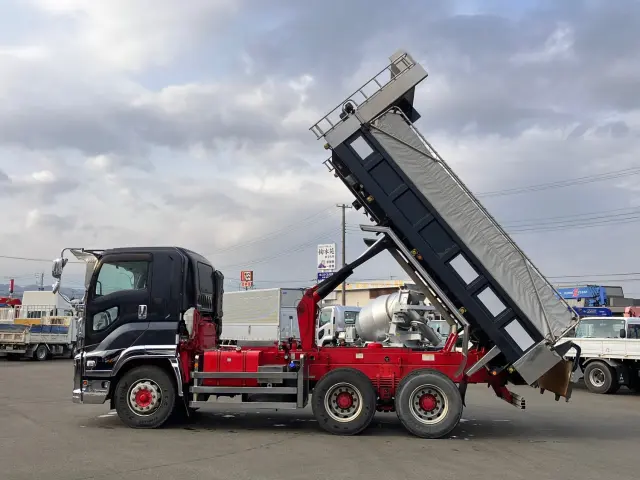 いすゞ ギガ QPG-CXZ77BT(6x4)の写真5