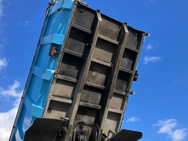 いすゞ ギガ QKG-CYZ77AM(6x4)の写真15