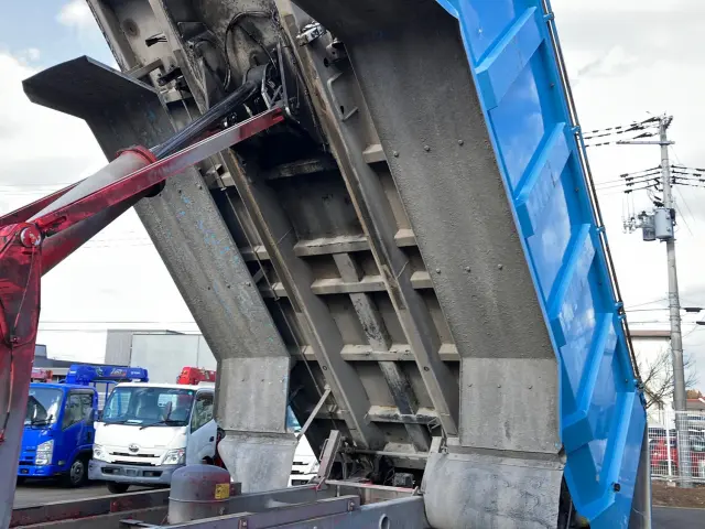 いすゞ ギガ QKG-CYZ77AM(6x4)の写真16