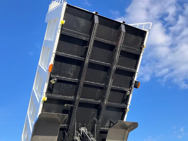 日野 プロフィア 2DG-FS1AJE(6x4)の写真16