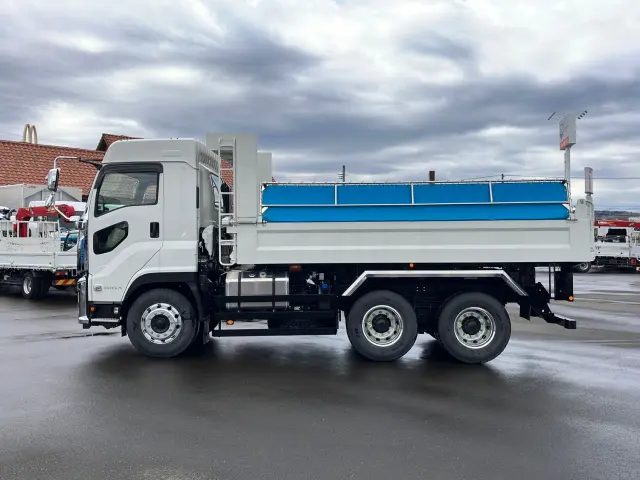 いすゞ ギガ 2RG-CXZ77DT(6x4)の写真7