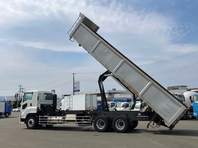 いすゞ ギガ 2PG-CYL77C(6x2)の写真5