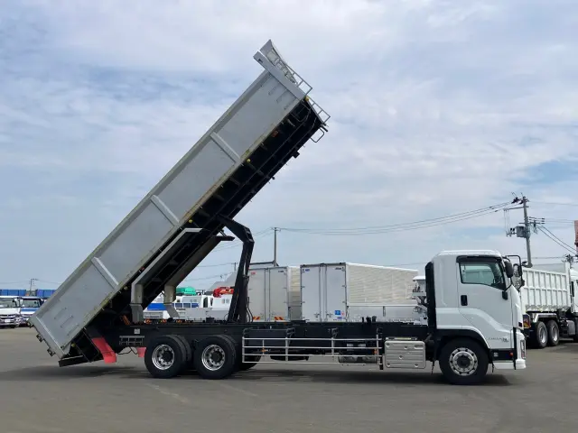 いすゞ ギガ 2PG-CYL77C(6x2)の写真6