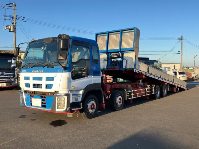 いすゞ ギガ LKG-CYJ77A(8x4)の写真1
