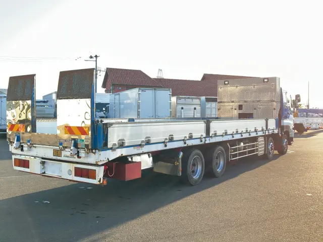 いすゞ ギガ LKG-CYJ77A(8x4)の写真3