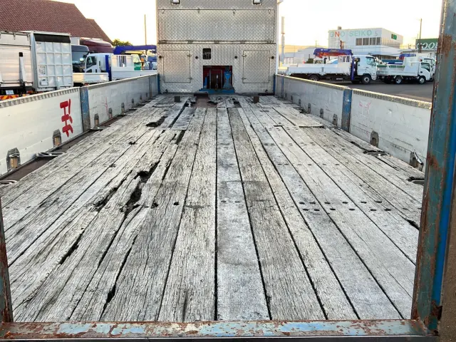 いすゞ ギガ LKG-CYJ77A(8x4)の写真9