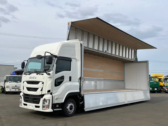 いすゞ ギガ 2PG-CYJ77D(8x4)の写真1