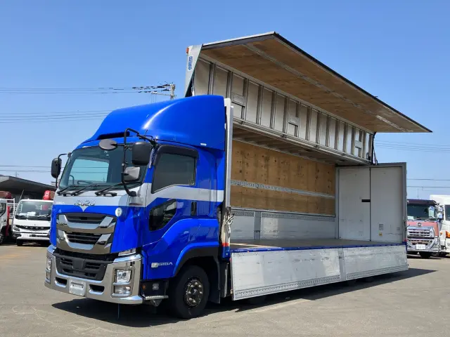 いすゞ ギガ 2PG-CYJ77C(8x4)の写真1