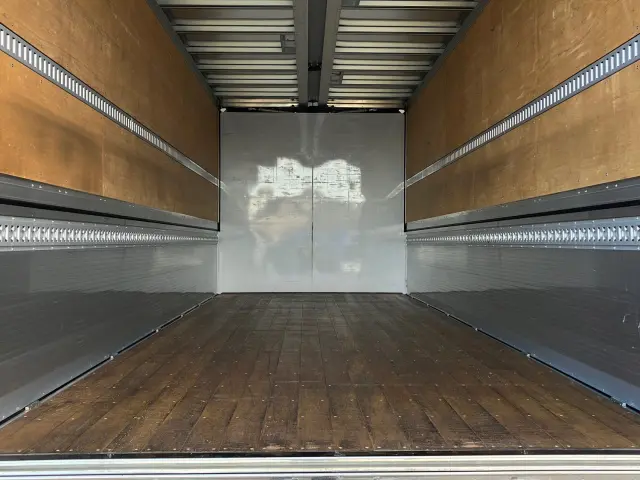 いすゞ フォワード 2RG-FRR90T2(2WD)の写真10