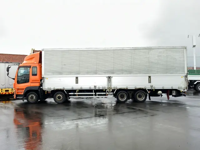 いすゞ ギガ QKG-CYJ77A(8x4)の写真7