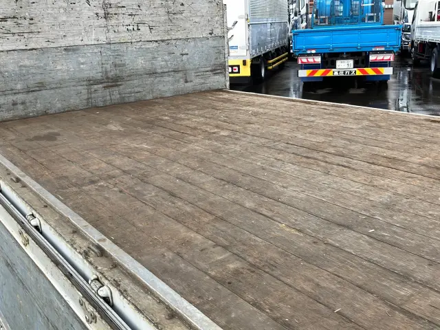 いすゞ ギガ QKG-CYJ77A(8x4)の写真11