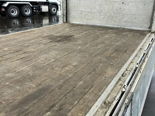 いすゞ ギガ QKG-CYJ77A(8x4)の写真12