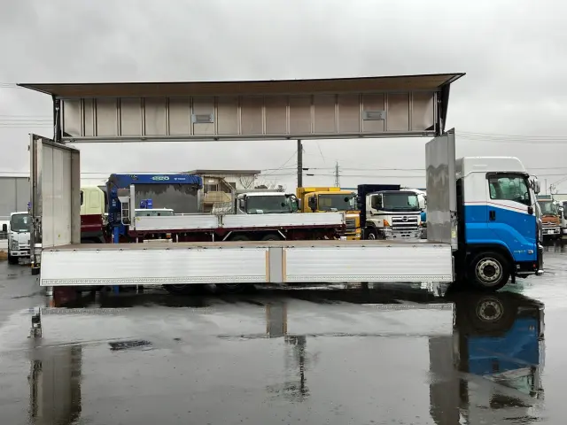 いすゞ ギガ 2PG-CYY77CY(6x4)の写真6