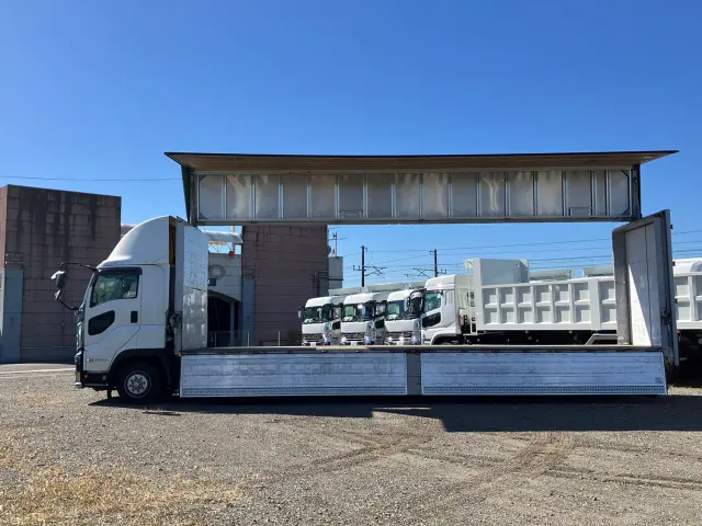 いすゞ ギガ QPG-CYJ77B(8x4)の写真5