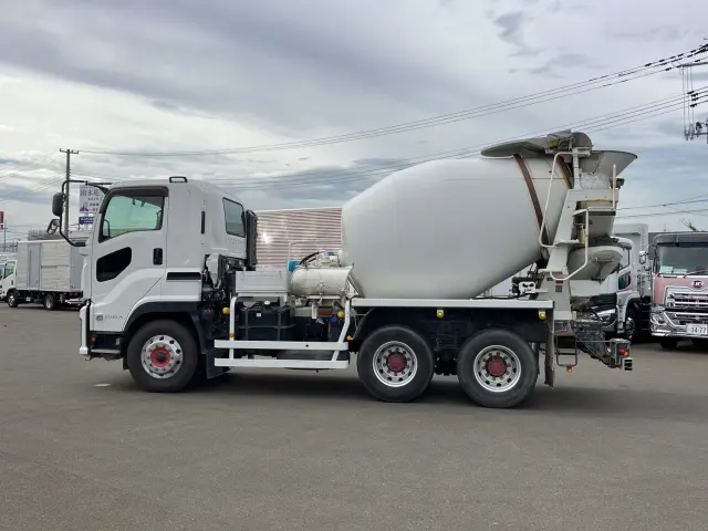 いすゞ ギガ 2KG-CXZ77CT(6x4)の写真5