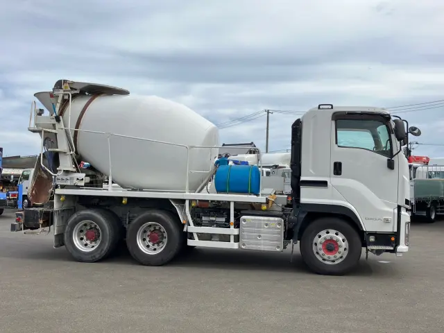 いすゞ ギガ 2KG-CXZ77CT(6x4)の写真6