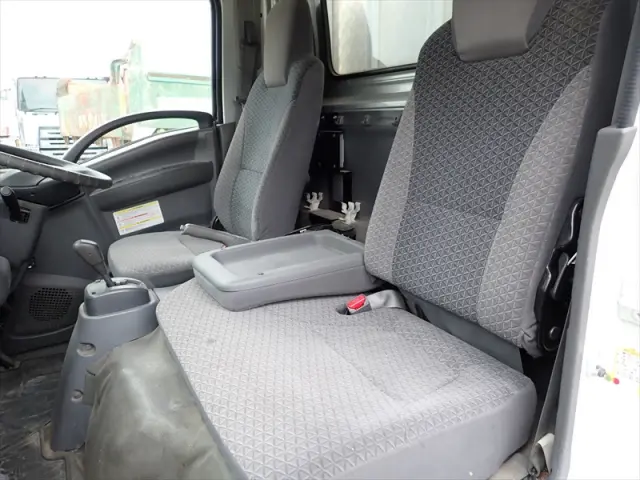 いすゞ エルフ 2RG-NMR88AR(2WD)の写真16