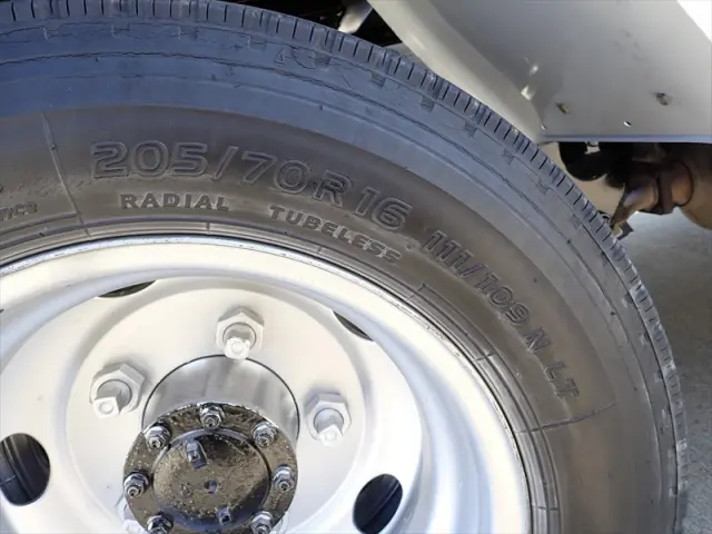 タイヤ：205/70R16 111/109L スチールホイール|いすゞ エルフ TRG-NJR85AD(2WD)の写真39