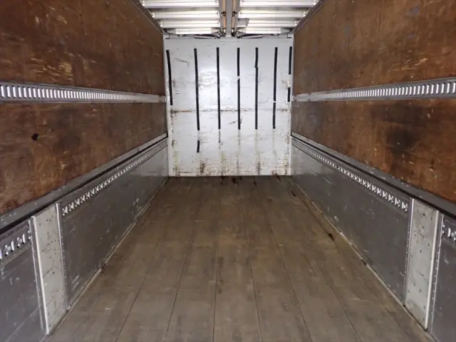 いすゞ ギガ QKG-CYJ77B(8x4)の写真11