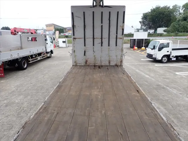 いすゞ ギガ QKG-CYJ77B(8x4)の写真15