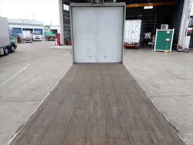 いすゞ ギガ QKG-CYJ77B(8x4)の写真18