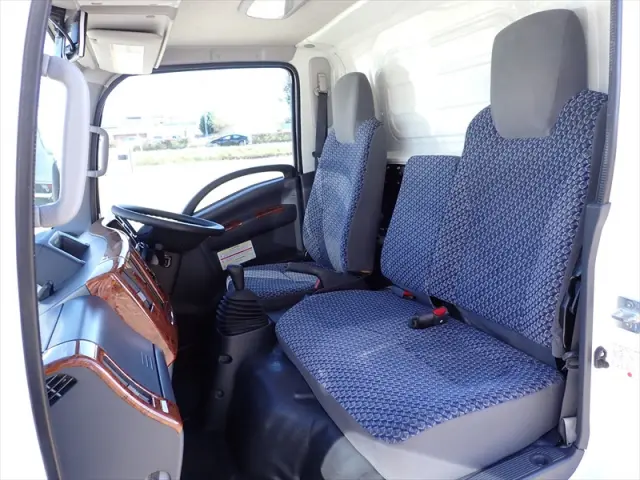 いすゞ エルフ 2RG-NLR88AN(2WD)の写真45