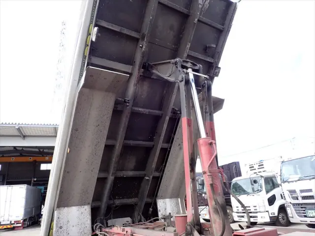 いすゞ ギガ QPG-CXZ77BT(2WD)の写真13