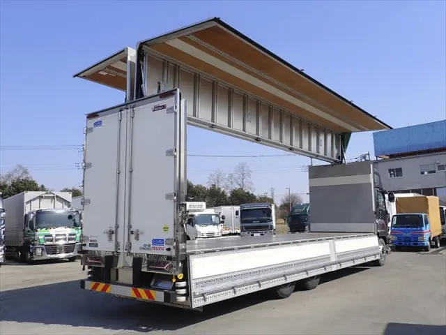 いすゞ ギガ 2PG-CYL77C(6x2)の写真17