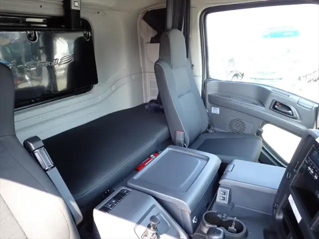 いすゞ ギガ 2PG-CYL77C(6x2)の写真40