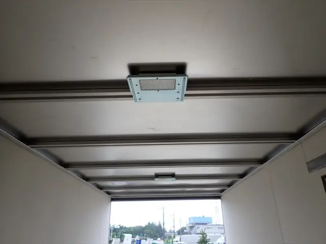 いすゞ エルフ 2RG-NLR88AR(2WD)の写真9
