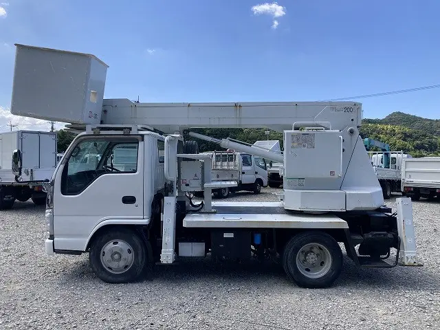 いすゞ エルフ BDG-NKR85N(2WD)の写真4