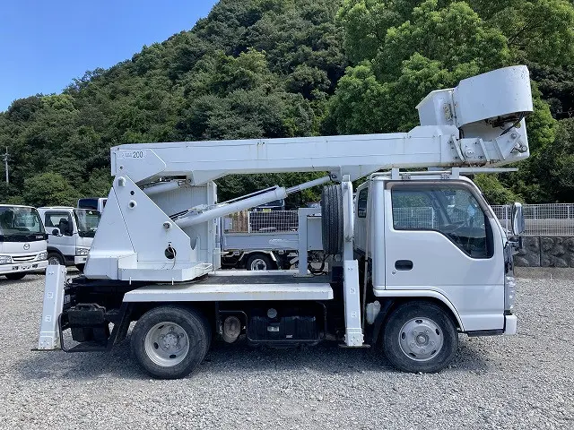 いすゞ エルフ BDG-NKR85N(2WD)の写真5