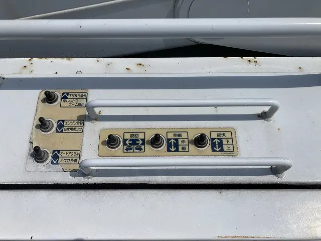 いすゞ エルフ BDG-NKR85N(2WD)の写真14