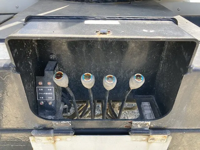 いすゞ エルフ BDG-NKR85N(2WD)の写真17