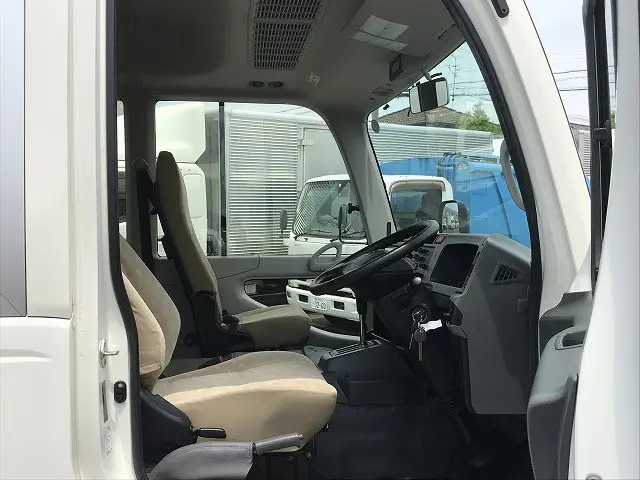 トヨタ コースター SKG-XZB70(2WD)の写真24