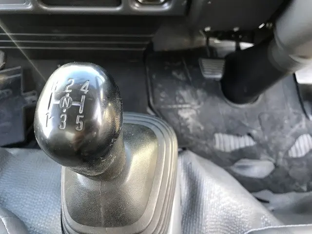 いすゞ エルフ PB-NKR81AN(2WD)の写真35