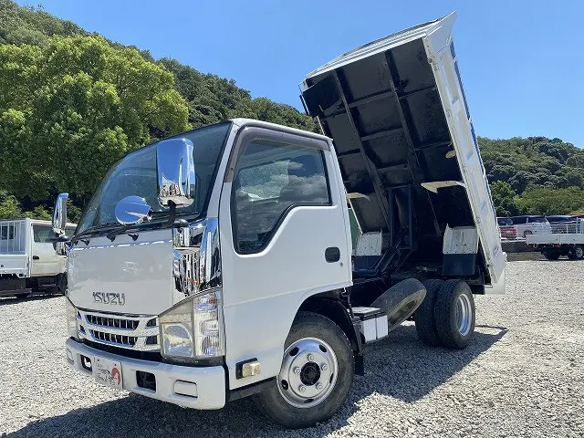 いすゞ エルフ BKG-NKR85AD(2WD)の写真1
