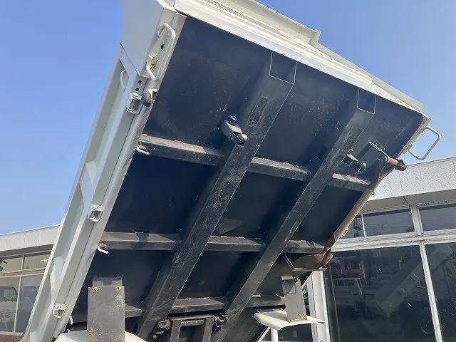 いすゞ エルフ PB-NKR81AD(2WD)の写真40